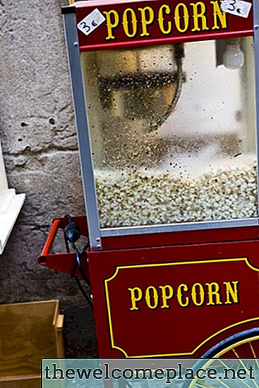 Cum să curățați acumularea de unsoare pe o mașină de popcorn
