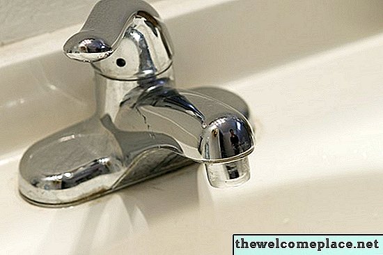 Comment nettoyer les taches d'eau dure sur les robinets en nickel poli
