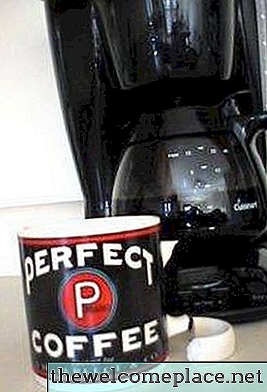 Hvordan rengjøre vanskelig vannflekker i kaffekanner