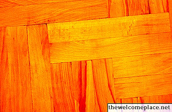 Ako vyčistiť podlahy z tvrdého dreva octom na odstránenie lepkavého zvyšku