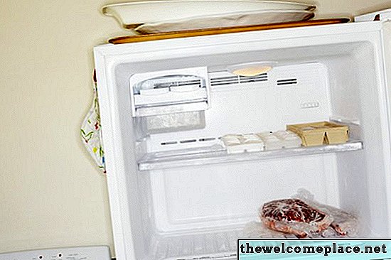 냉동고에서 무거운 곰팡이를 청소하는 방법