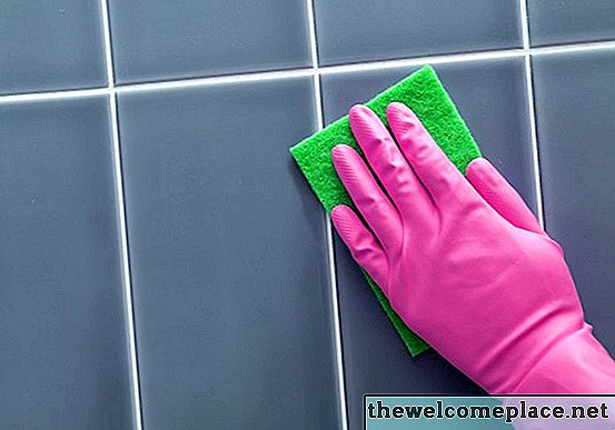 Cómo limpiar la grasa de la cocina de la lechada de azulejos