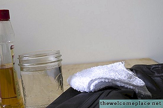 मर्फी तेल साबुन के साथ चमड़े को कैसे साफ करें
