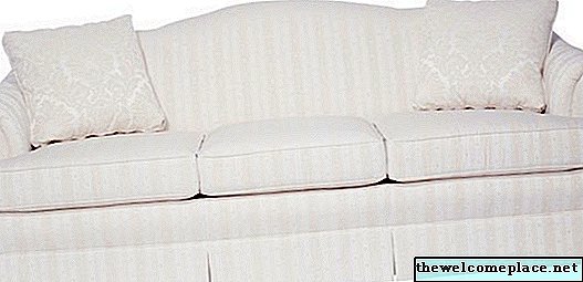 Cómo limpiar tela de colores claros en un sofá