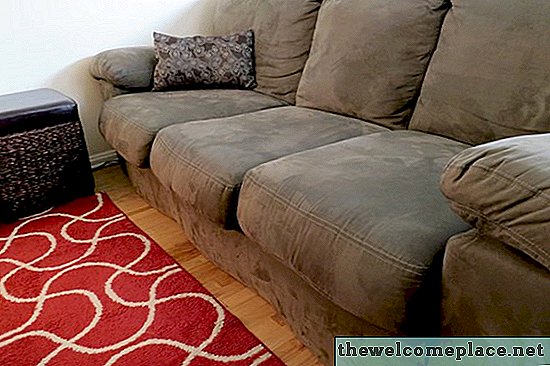Como limpar um sofá de microfibra com álcool ou outras soluções