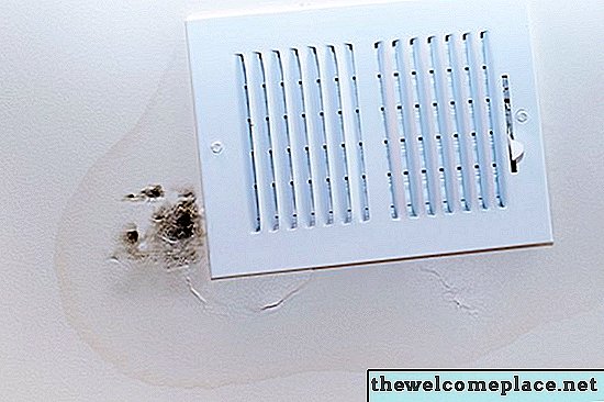 Kaip išvalyti liejimo formą nuo lubų