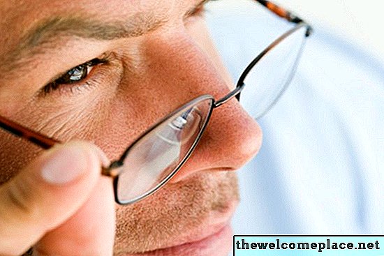 Cum să curățați bucata de nas din ochelari