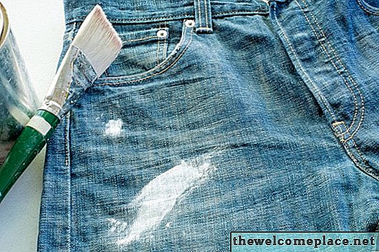 Come pulire la vernice dai jeans