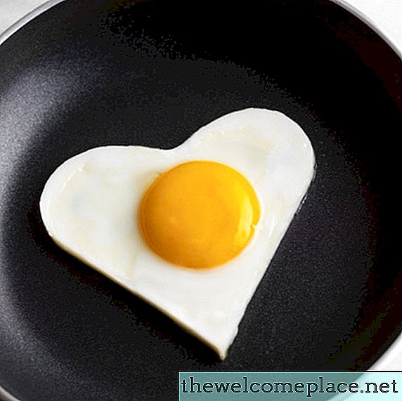 Cara Membersihkan Panci dengan Telur Bakar