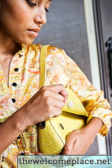 Comment nettoyer l'intérieur de pelage d'un sac à main Louis Vuitton