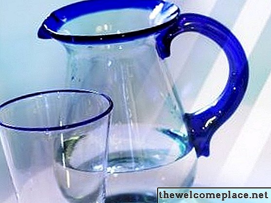 Kako očistiti plastične posode za vodo s sodo bikarbono