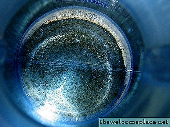 Como limpar jarros de água de plástico