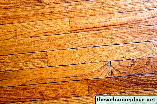Como limpar um piso de madeira revestida a poliuretano