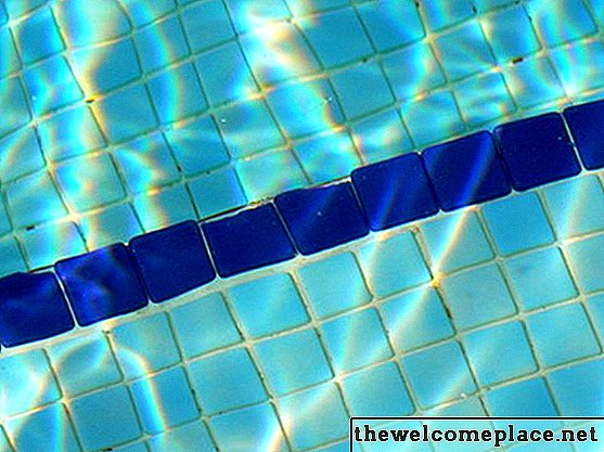 Cách vệ sinh bể bơi bằng axit Muriatic