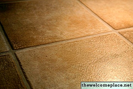 多孔質の床タイルをきれいにする方法