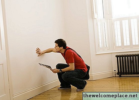 Cómo limpiar las marcas de desgaste de una pared pintada plana