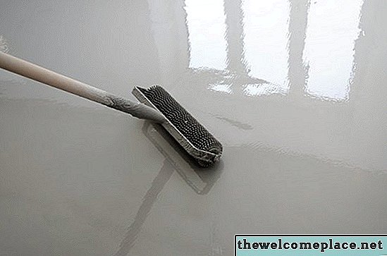 Kaip nuvalyti ir užklijuoti betonines rūsio grindis