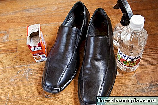 냄새 나는 가죽 신발을 청소하는 방법
