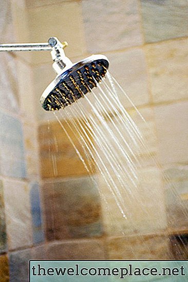 Cómo limpiar la espuma de jabón, el moho y el moho de una ducha