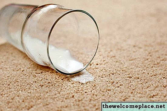 Hur man rengör sur mjölk ur mattan