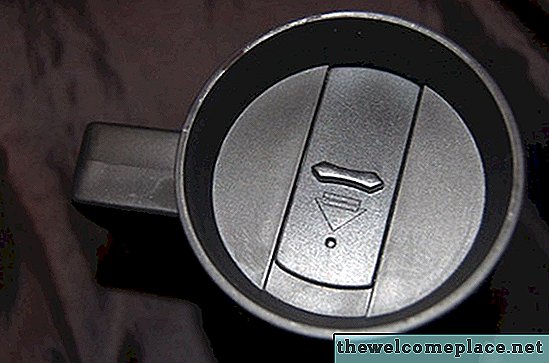 Cómo limpiar una taza de café de acero inoxidable