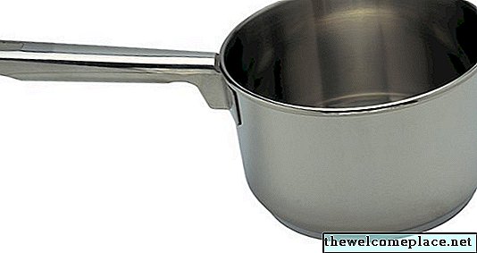 Cómo limpiar una olla de acero inoxidable en la que se seca el agua