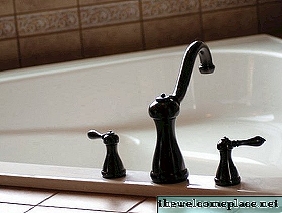 Как да почистите петна от акрилна вана
