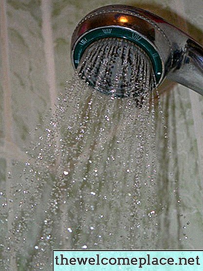 Comment nettoyer la colle collante d'un mur de douche