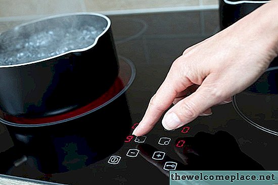 Jak czyścić uporczywe plamy na szklanym blacie kuchennym