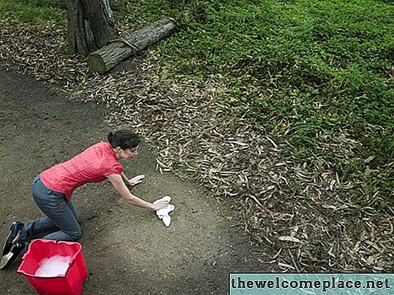 Cara Bersihkan Bola Gum Manis Dari Rumput