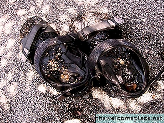 Hvordan rengjøre tåtrykk og skitt fra sandaler