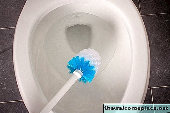 Como limpar uma escova de vaso sanitário