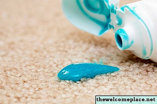 Cómo limpiar la pasta de dientes de la alfombra