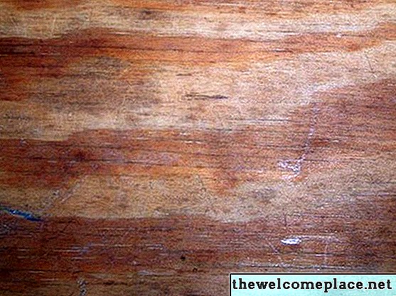 Como limpar madeira inacabada antes da coloração