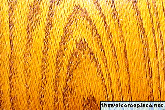 Onvoltooide houten vloeren reinigen die zijn doordrenkt met hondenurine