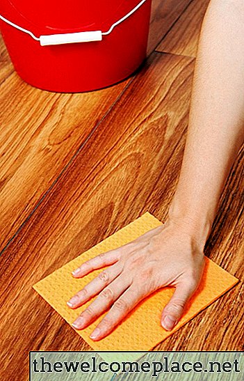 So reinigen Sie einen Holzboden mit Vaseline