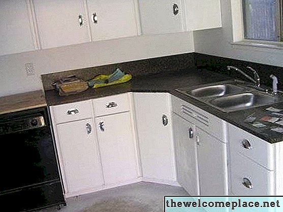 Hoe Fineer keukenkasten schoon te maken