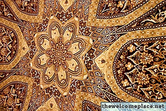 Как да почистите повръщането от персийски килим