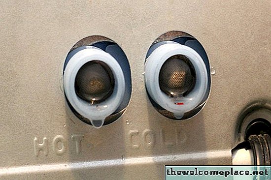 Cómo limpiar la válvula de entrada de agua en una lavadora