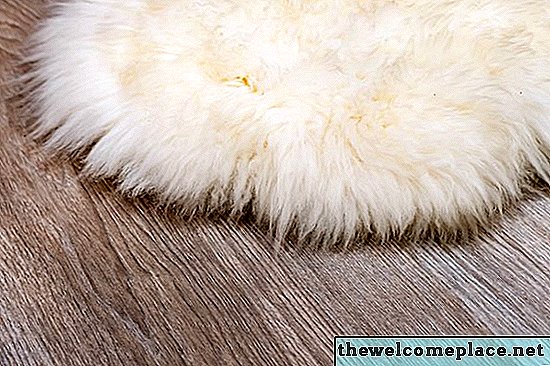 Cómo limpiar una alfombra de piel blanca