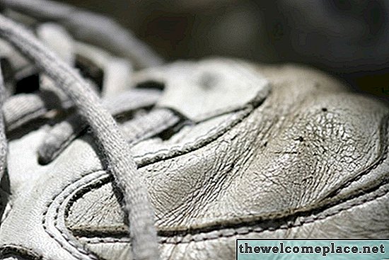 Cum se curăță pantofii de tenis din piele albă