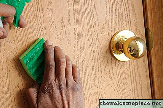 Как почистить деревянные двери