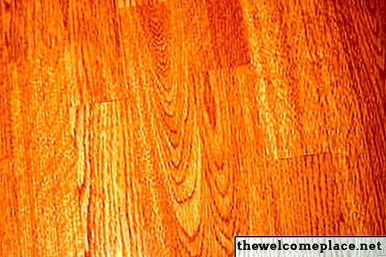Como limpar pisos de madeira com óleo de eucalipto