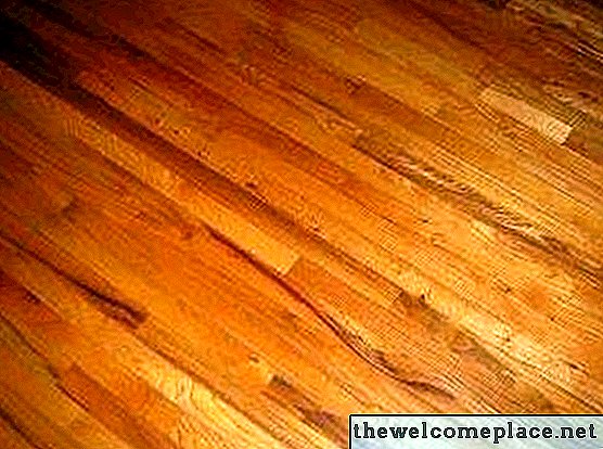 Hoe houten vloeren met minerale alcohol te reinigen