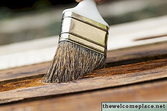 Cómo limpiar la mancha de madera de los pinceles