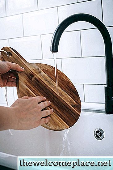Hoe een houten snijplank schoon te maken