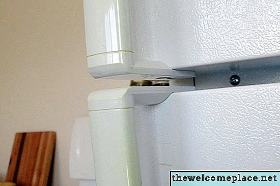 Comment nettoyer les poignées de porte de réfrigérateur jaunissant
