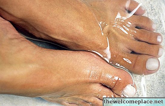 كيفية تنظيف حذائك من فطر أظافر القدمين