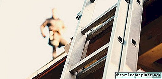 Hoe een ladder te beklimmen en op een dak te lopen