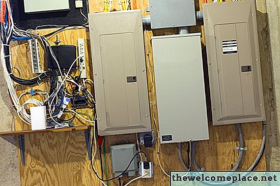 Kako spojiti kućnu električnu ožičenje od kuće ploče do garažne ploče